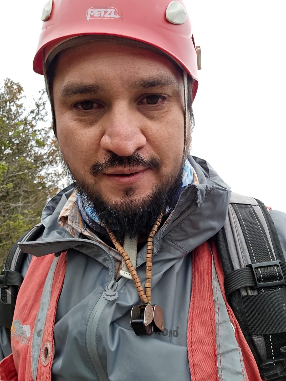 Retrato de Yoal Díaz, geólogo, en terreno con casco de seguridad.